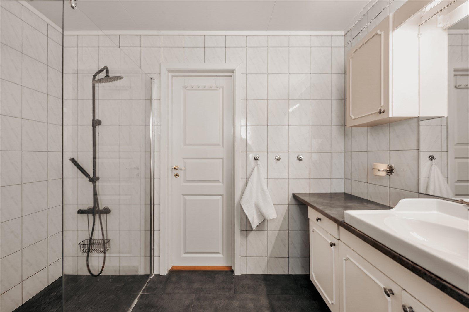Funksjonelt baderom med sentral plassering i boligens hovedetasje. Galleribilde