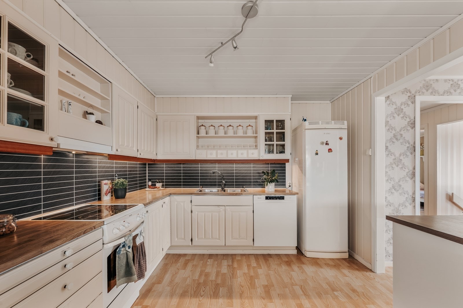 Kjøkkenet har opplegg for frittstående oppvaskmaskin, ettgreps kran, komfyr med platetopp og frittstående kjøl/fryseskap. Galleribilde