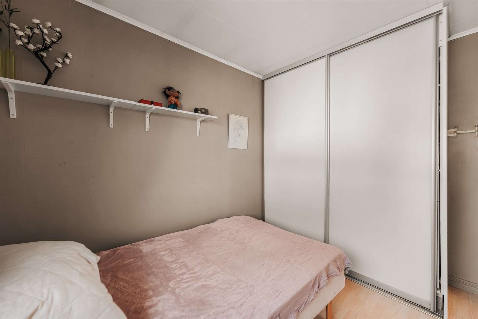 Det er montert skyvedørsgarderobe som tilbyr godt med lagringsplass. Galleribilde
