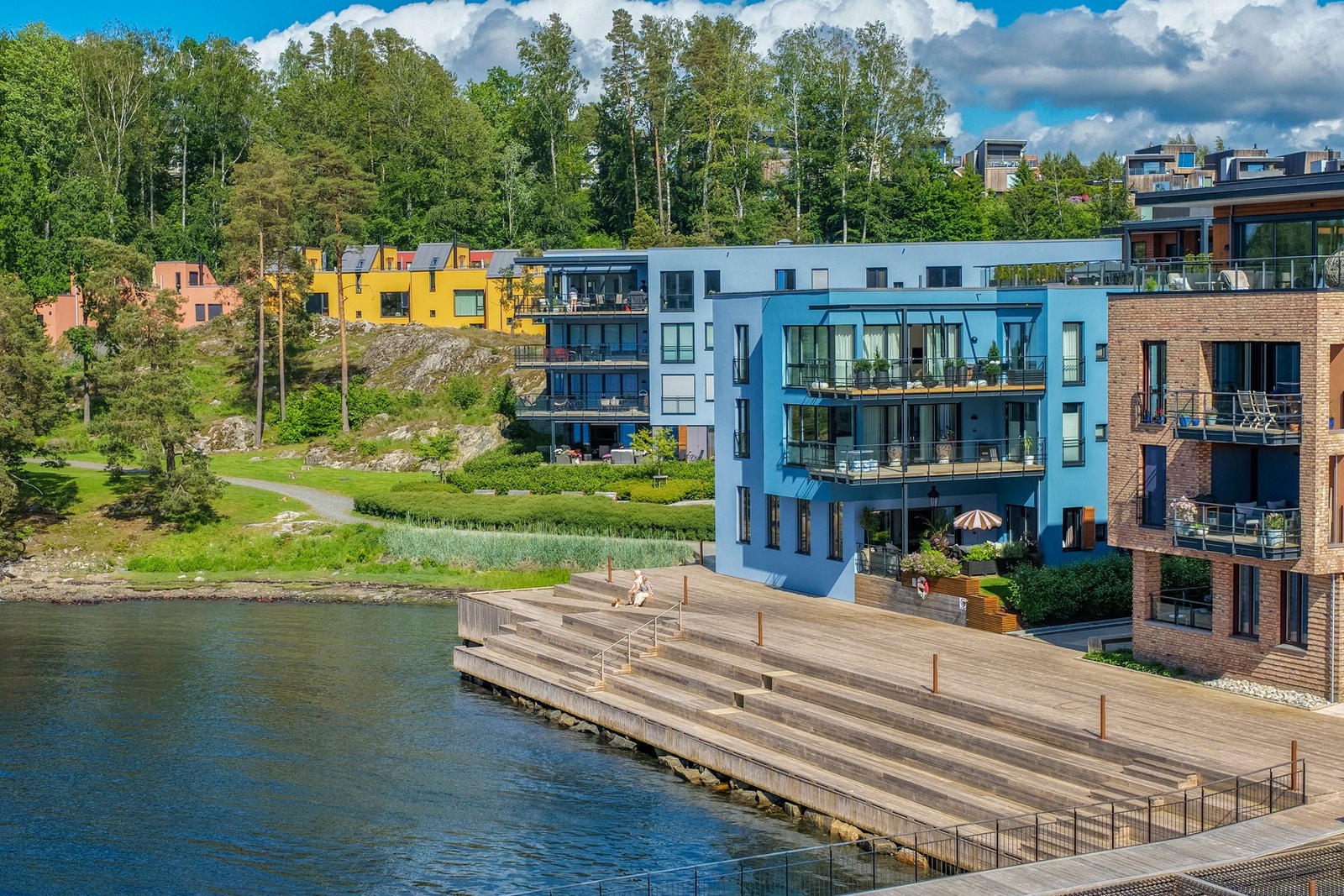 Friområdet mellom boligene og strandlinjen gir en åpen og luftig ramme rundt bebyggelsen, med kort vei til turer langs vannet, bading, padling, fiske og fine kvelder ved fjorden. Galleribilde