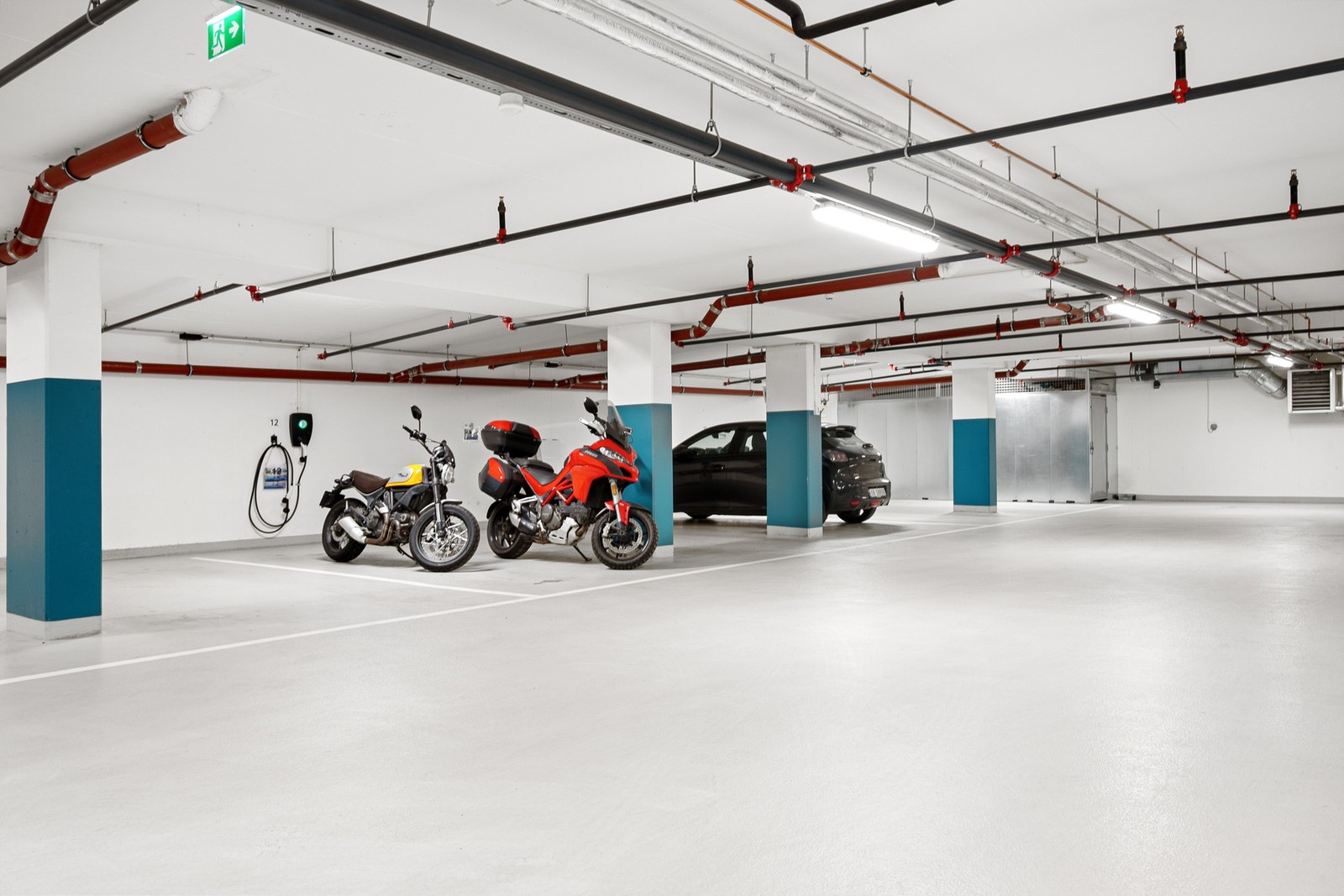 Leiligheten disponerer parkeringsplass i felles garasjeanlegg. Det medfølger El-bil lader Galleribilde