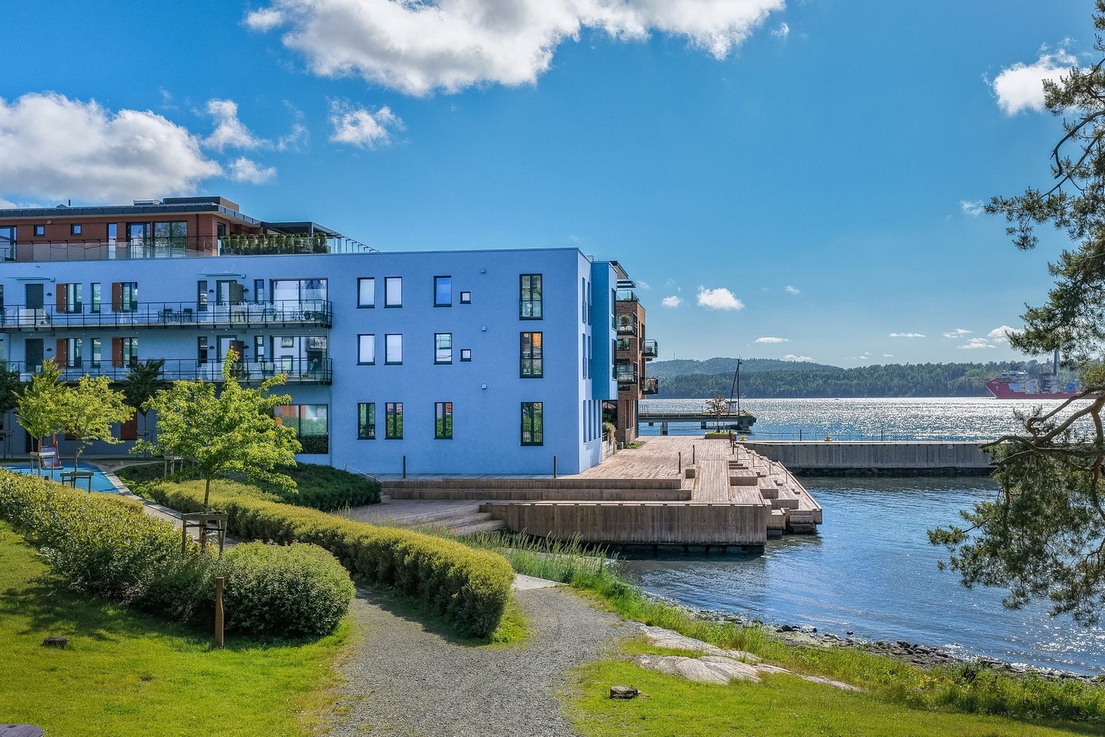 Sjøhagen Brygge kombinerer moderne bokvalitet med en attraktiv plassering ved sjø, strand, marina og turområder. Galleribilde