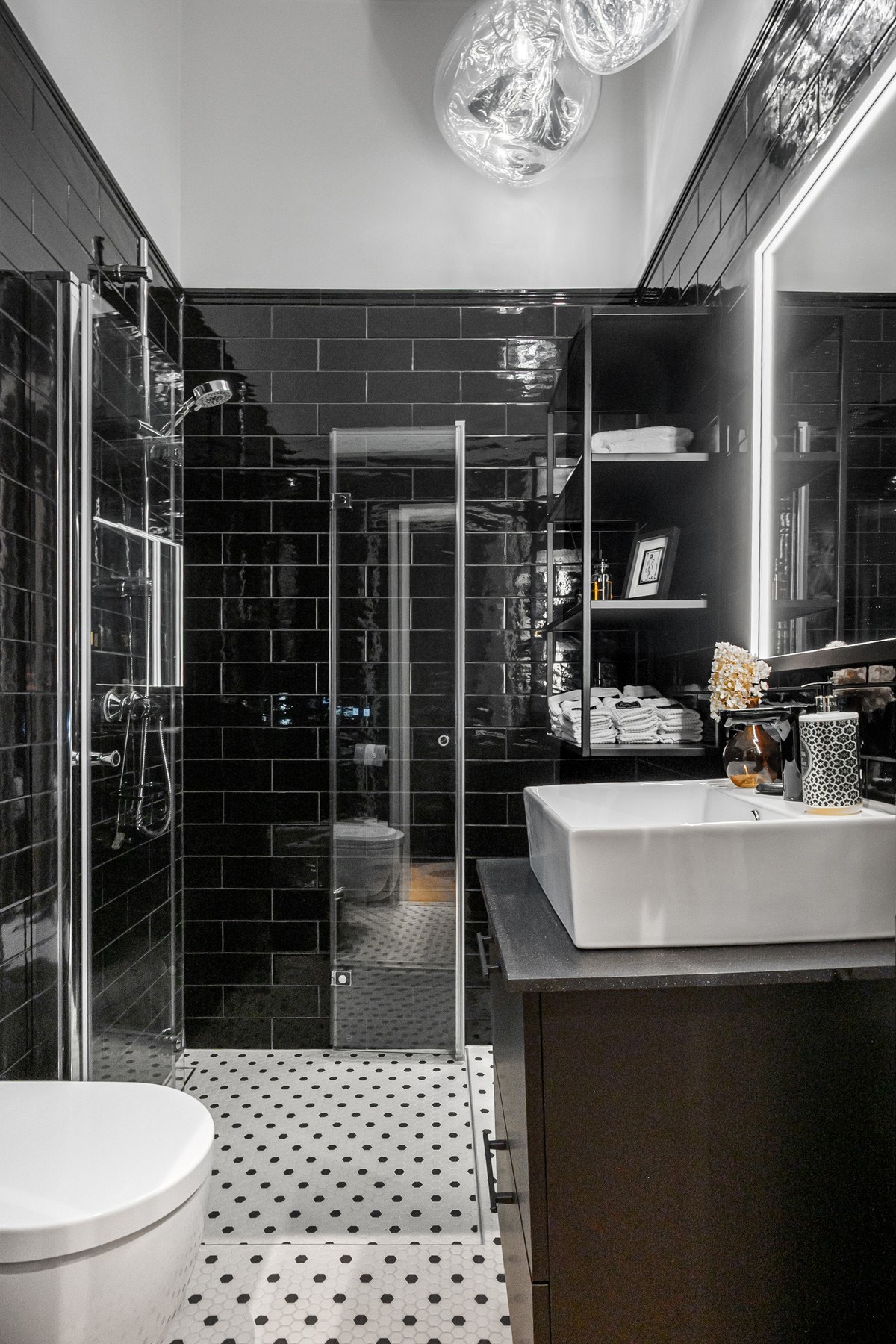 Det andre badet har fliser på vegger, malt tak og flislagt gulv med mosaikkfliser. Galleribilde
