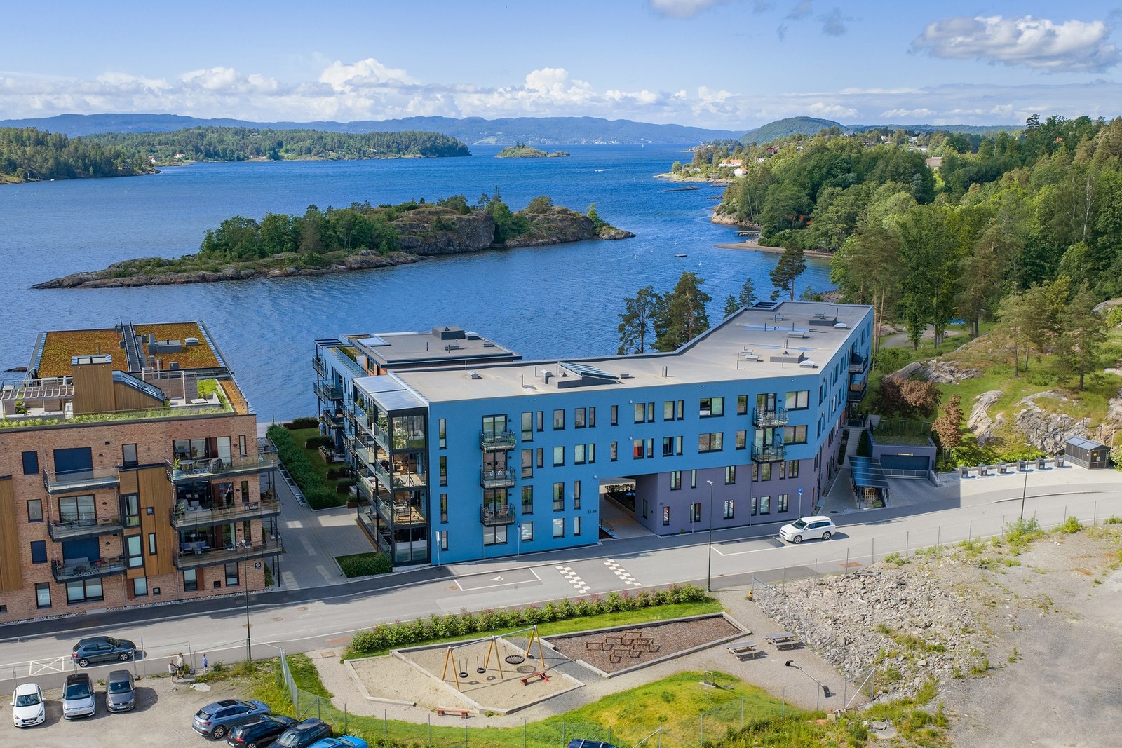 Her ligger leiligheten helt nede ved bryggekanten, med kun 5,85 meter til vannet. Galleribilde