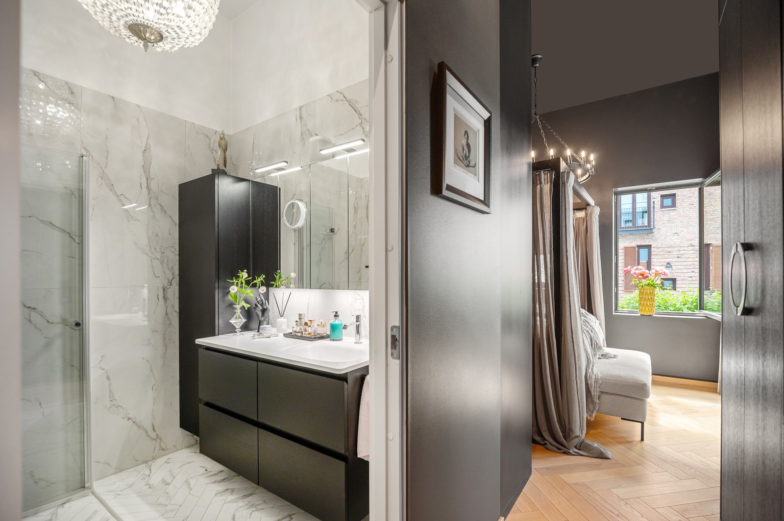 Badet ved hovedsoverommet har fliser i størrelse 120 x 60 på vegger, malt tak og flislagt gulv med fiskebensmønster. Galleribilde