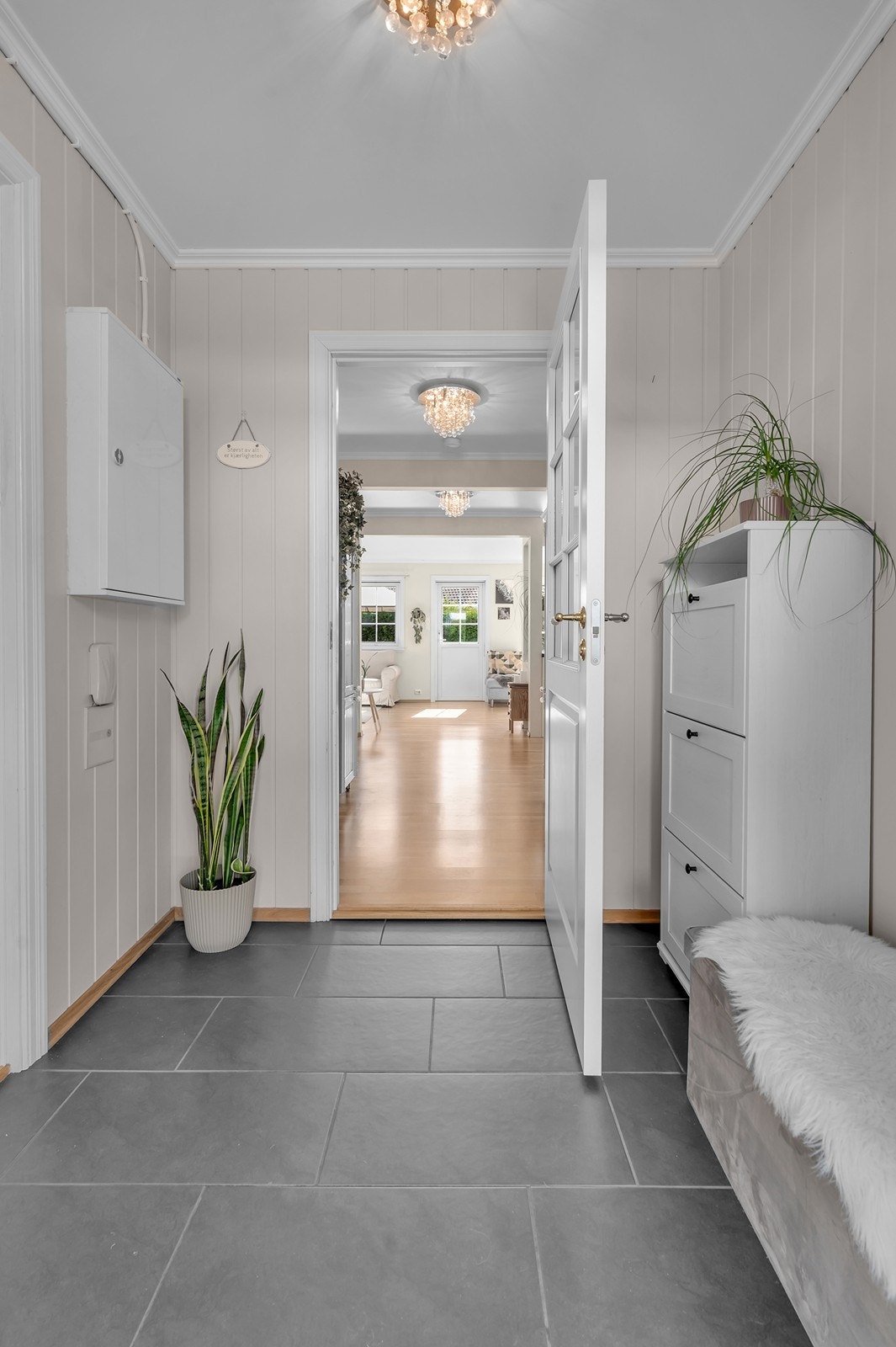 Direkte tilgang til oppholdsrommet gir en funksjonell og sammenhengende planløsning. Galleribilde