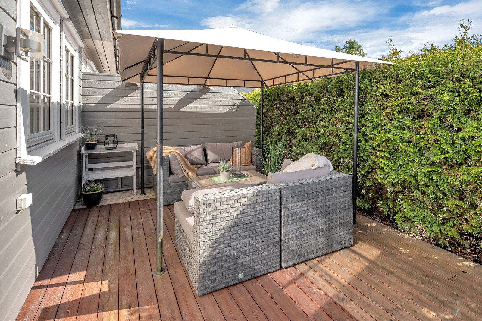 Terrasse laget av impregnert trevirke gir et solid og varig uteområde. Galleribilde