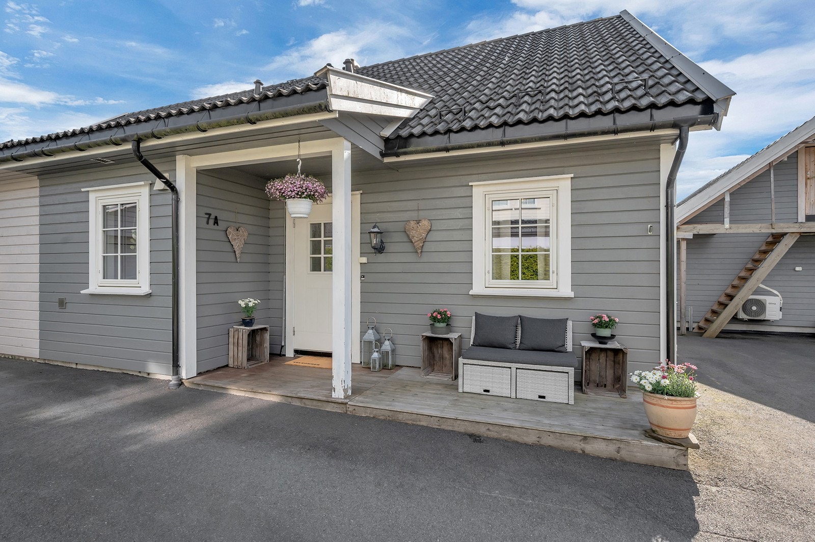 Boligen har en innbydende terrasse ved inngangspartiet. Galleribilde