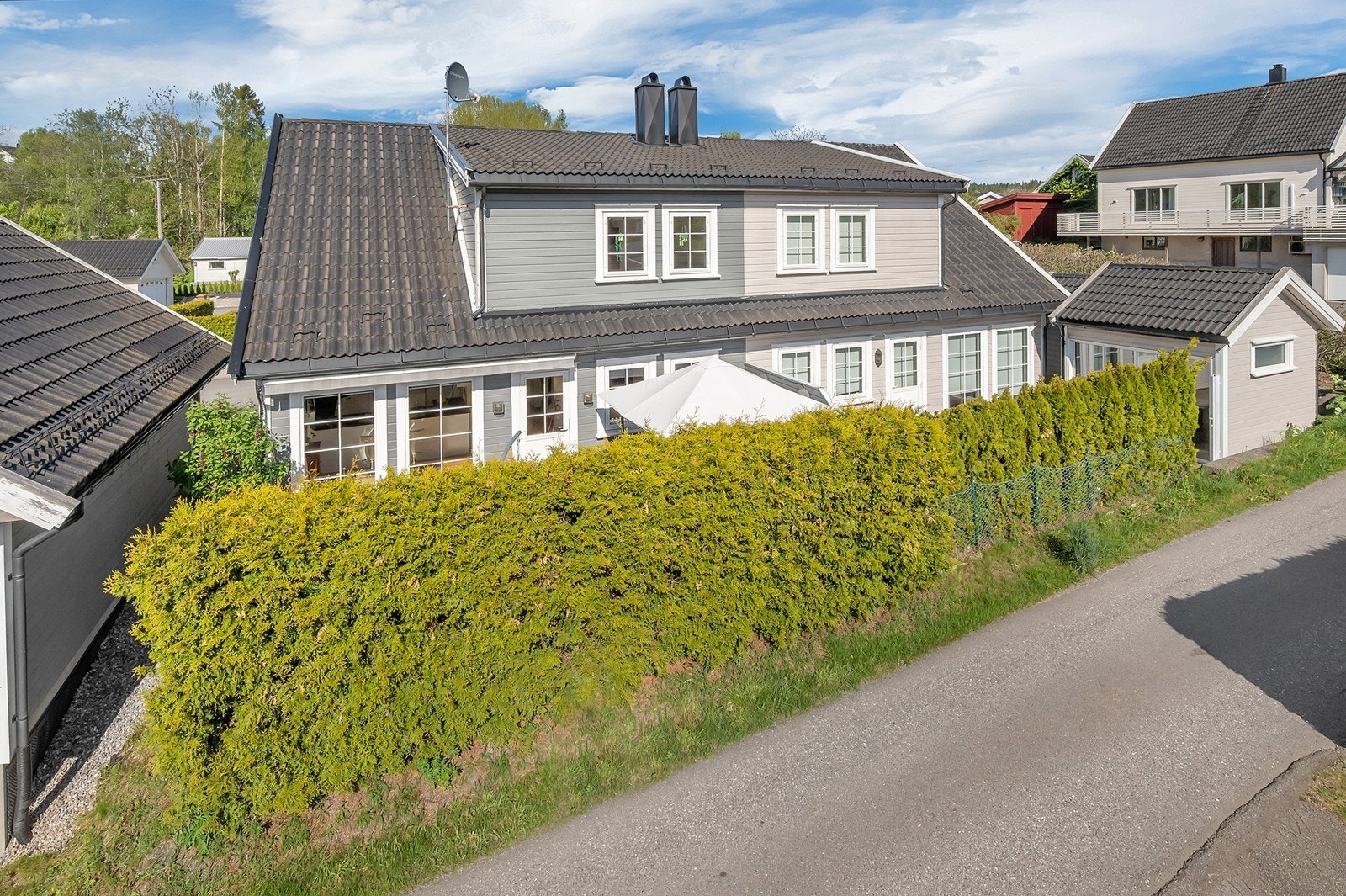 Tomannsboligen har en praktisk utforming med skjermet uteområde og god plass. Galleribilde