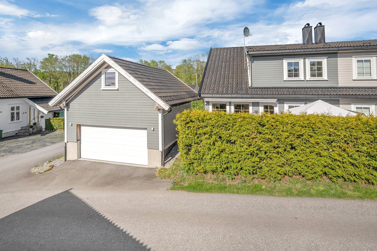 Eiendommen inkluderer en garasje med separat loftsetasje, ideelt for lagring. Galleribilde