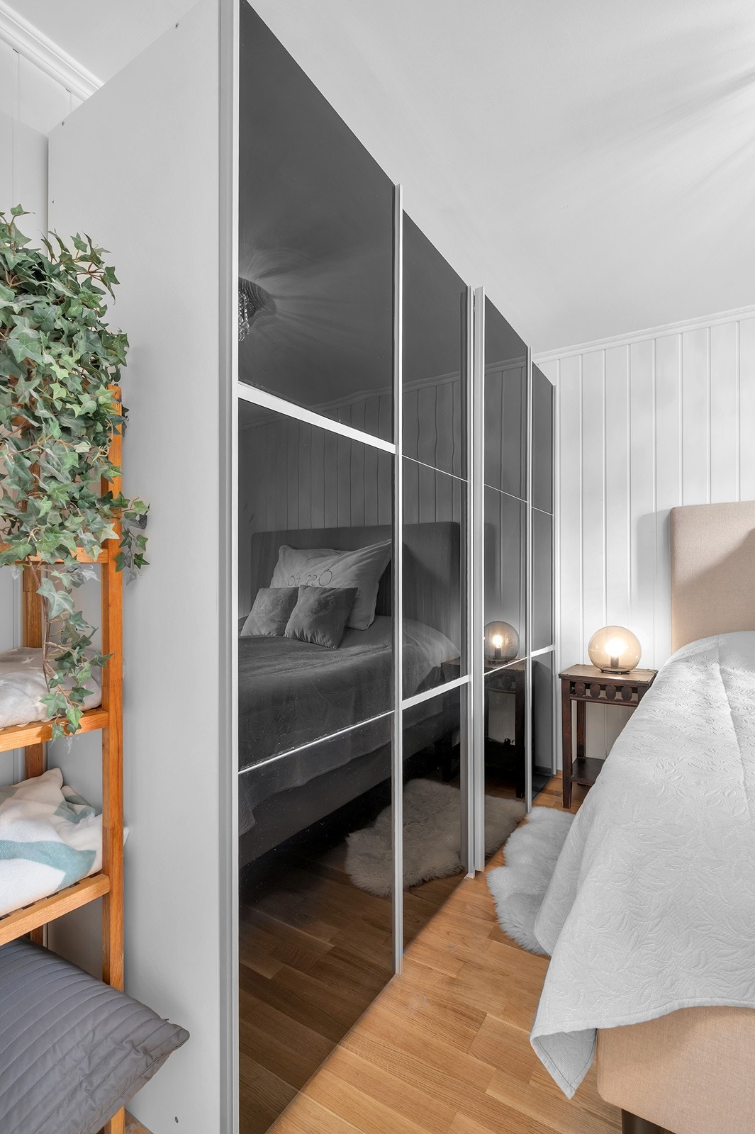 Skyvedørsgarderobe gir praktisk oppbevaring og utnytter rommet effektivt. Galleribilde