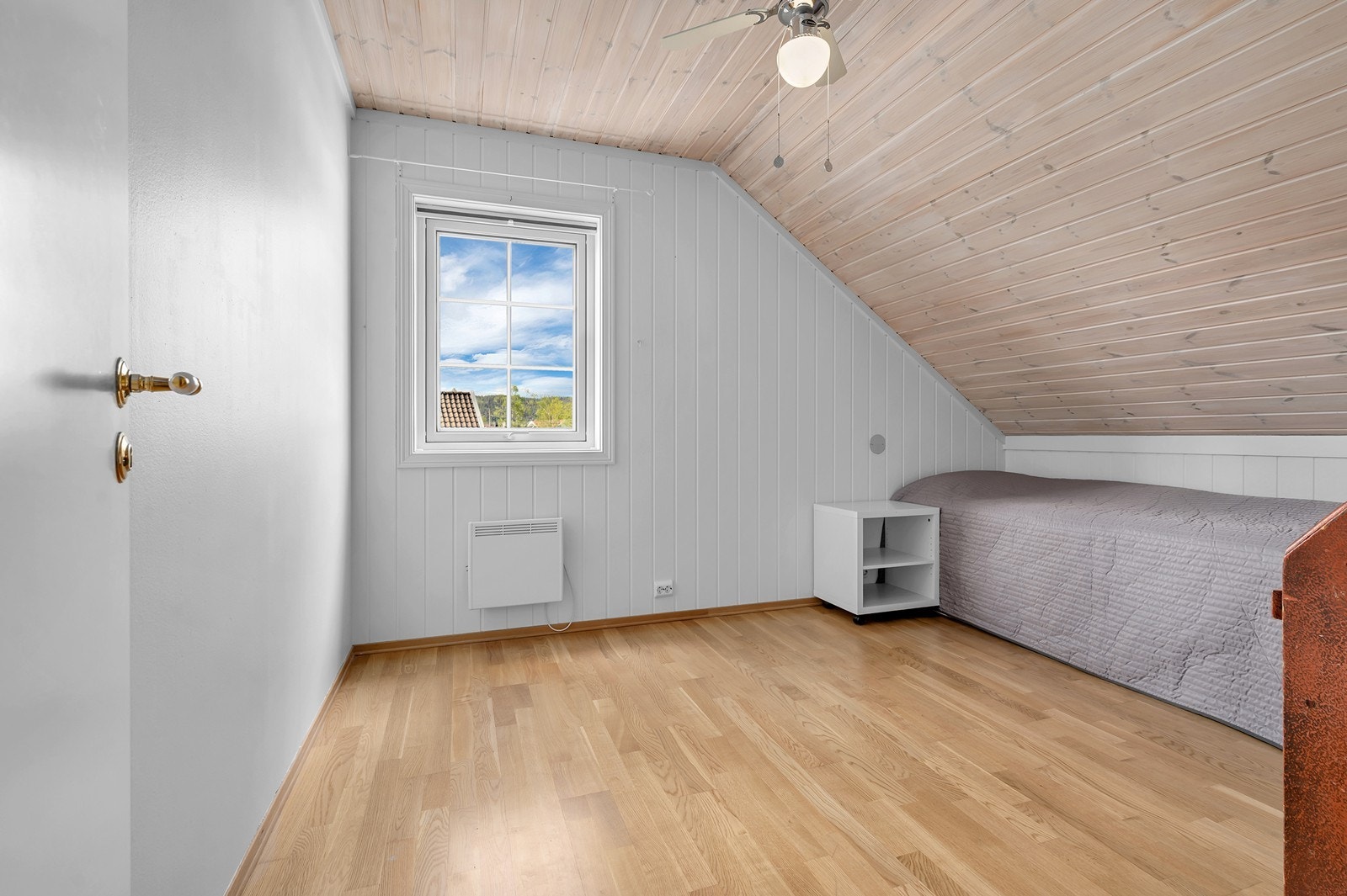 Lyst og romslig barnerom med plass til seng og oppbevaring. Galleribilde