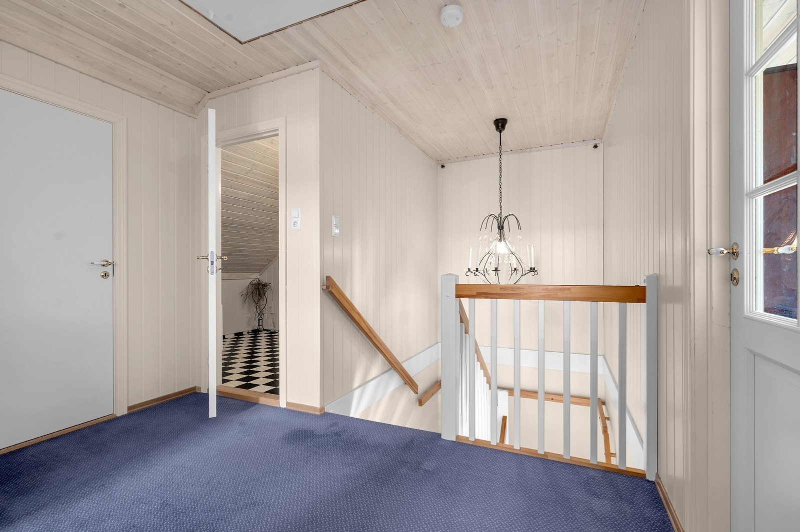 Trappen er belagt med teppe og har forskriftsmessig rekkverk og håndløper. Galleribilde