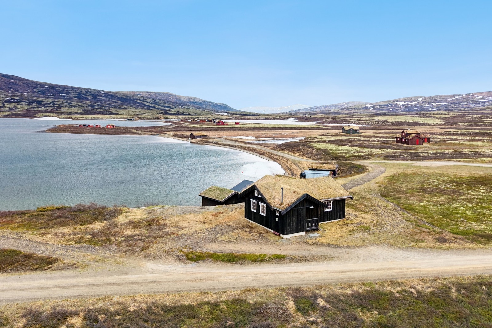 Området byr på storslått natur, sommer som vinter. Toppturer, fisking, rypejakt, sykling og avslapning er bare noen av aktivitetene du kan foreta deg her. Galleribilde
