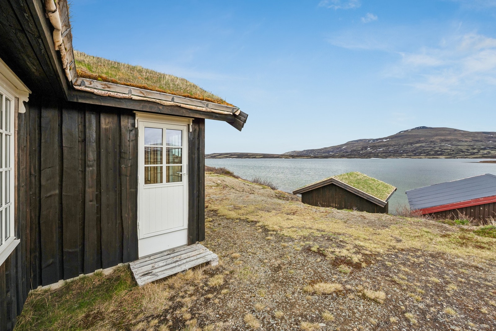 Skjermet uteplass med utgang fra stue. Galleribilde