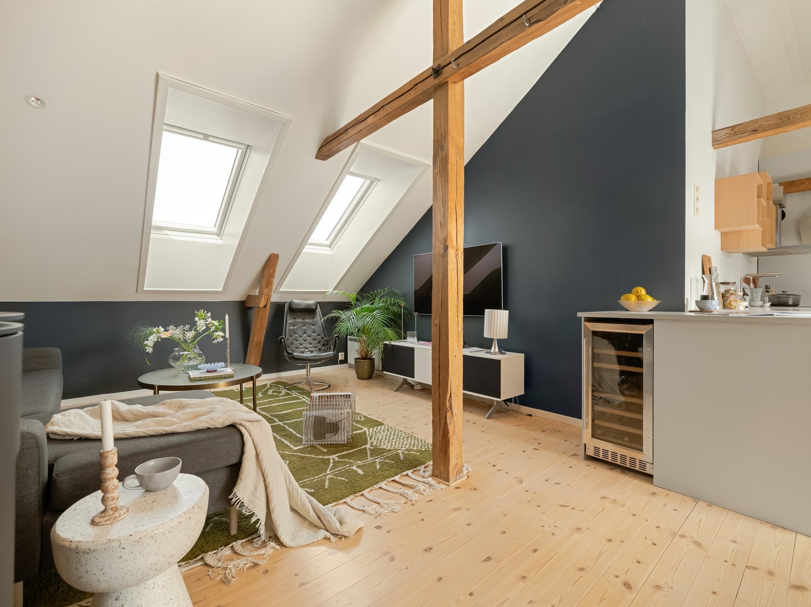 Det er god plass til sofa og bord, og her kan du ha TV-en på veggen om du vil. Galleribilde