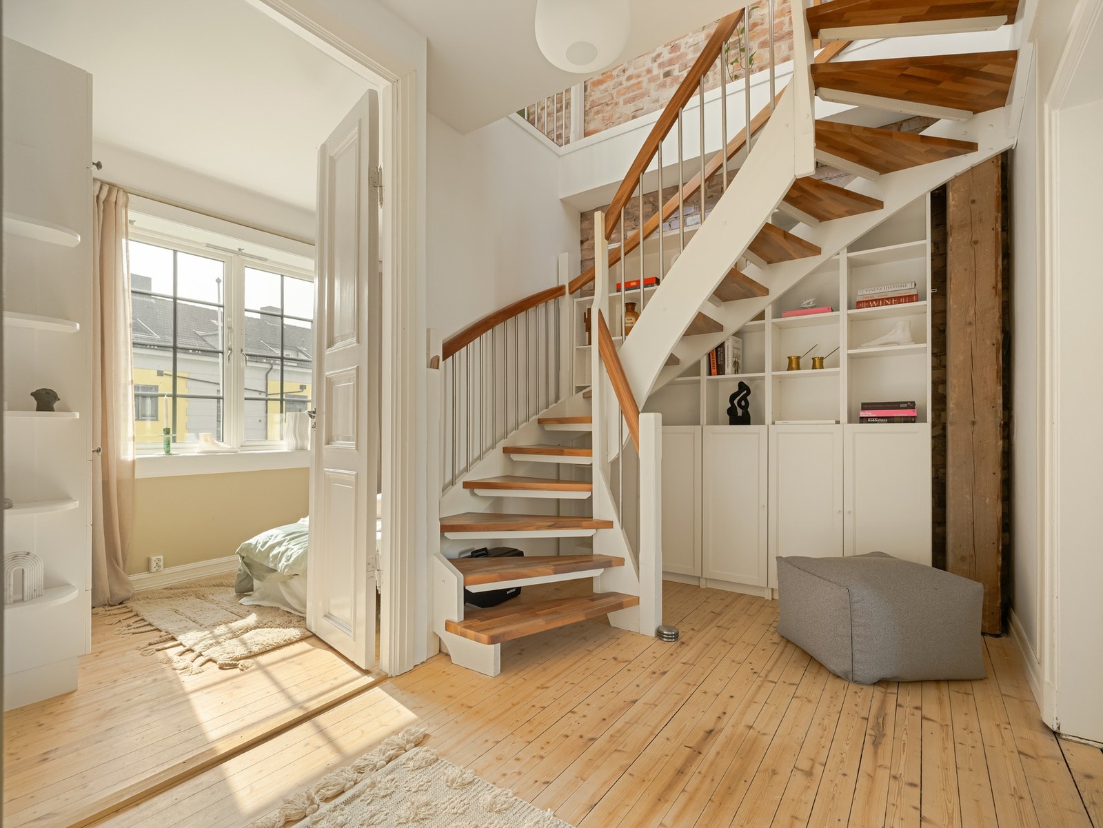 Trappen står på et sted i leiligheten der den tar minimalt med plass. Galleribilde