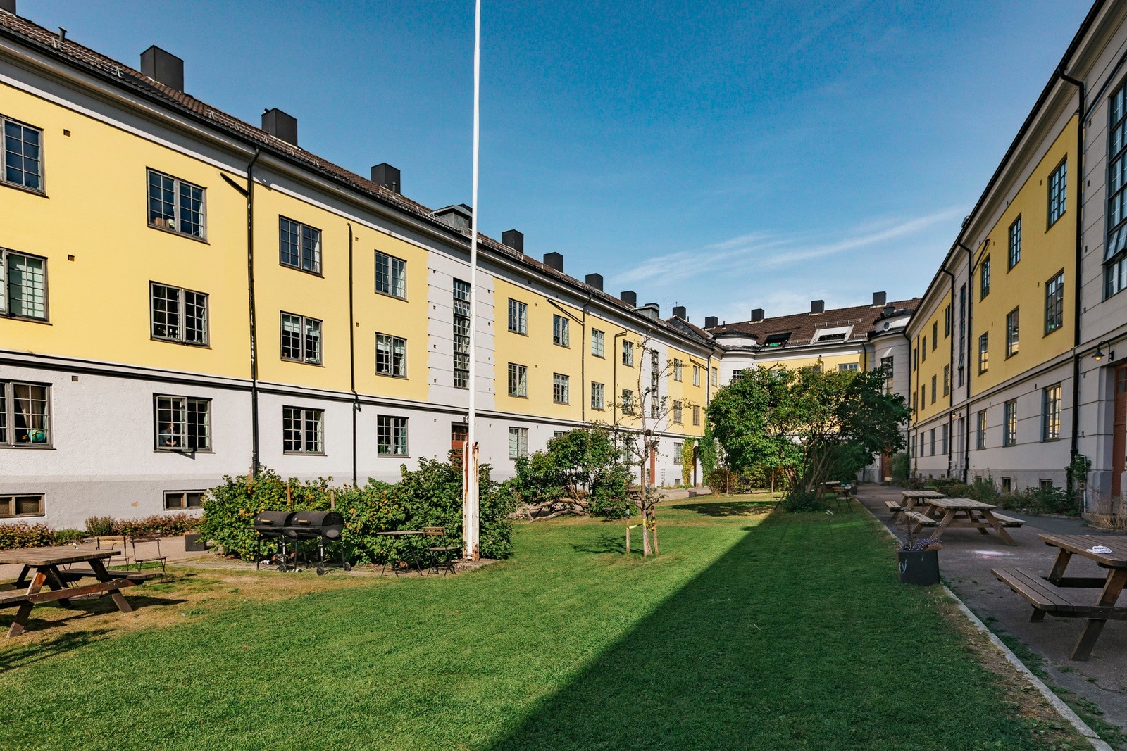 En koselig bakgård som blir flittig brukt av beboerne. Galleribilde