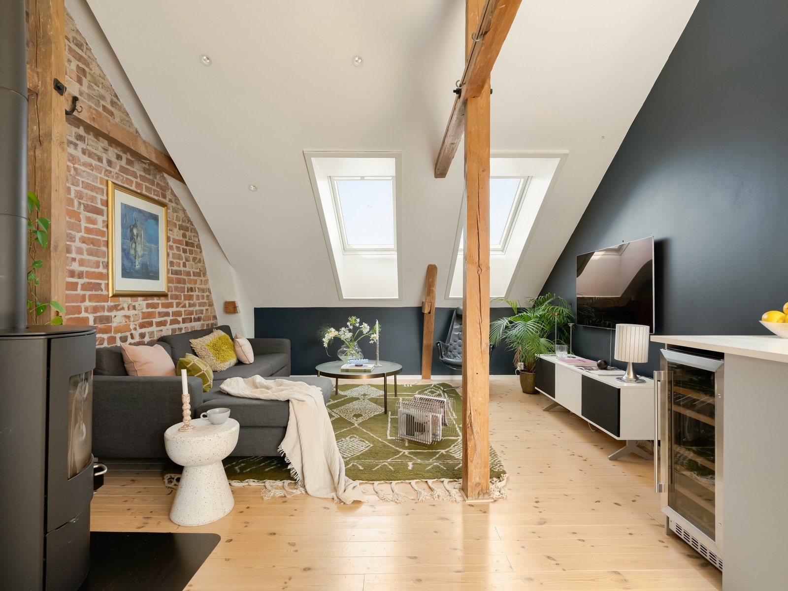 En romslig stue med god plass til å samle familie og venner! Galleribilde