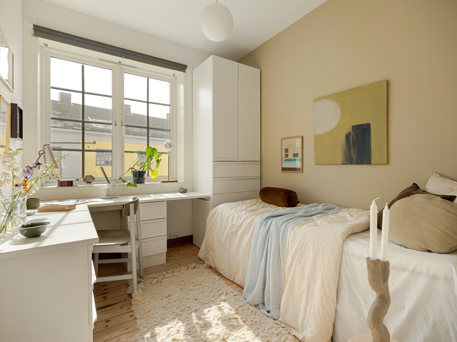 Det er av fin størrelse, med plass til seng og nattbord. Galleribilde