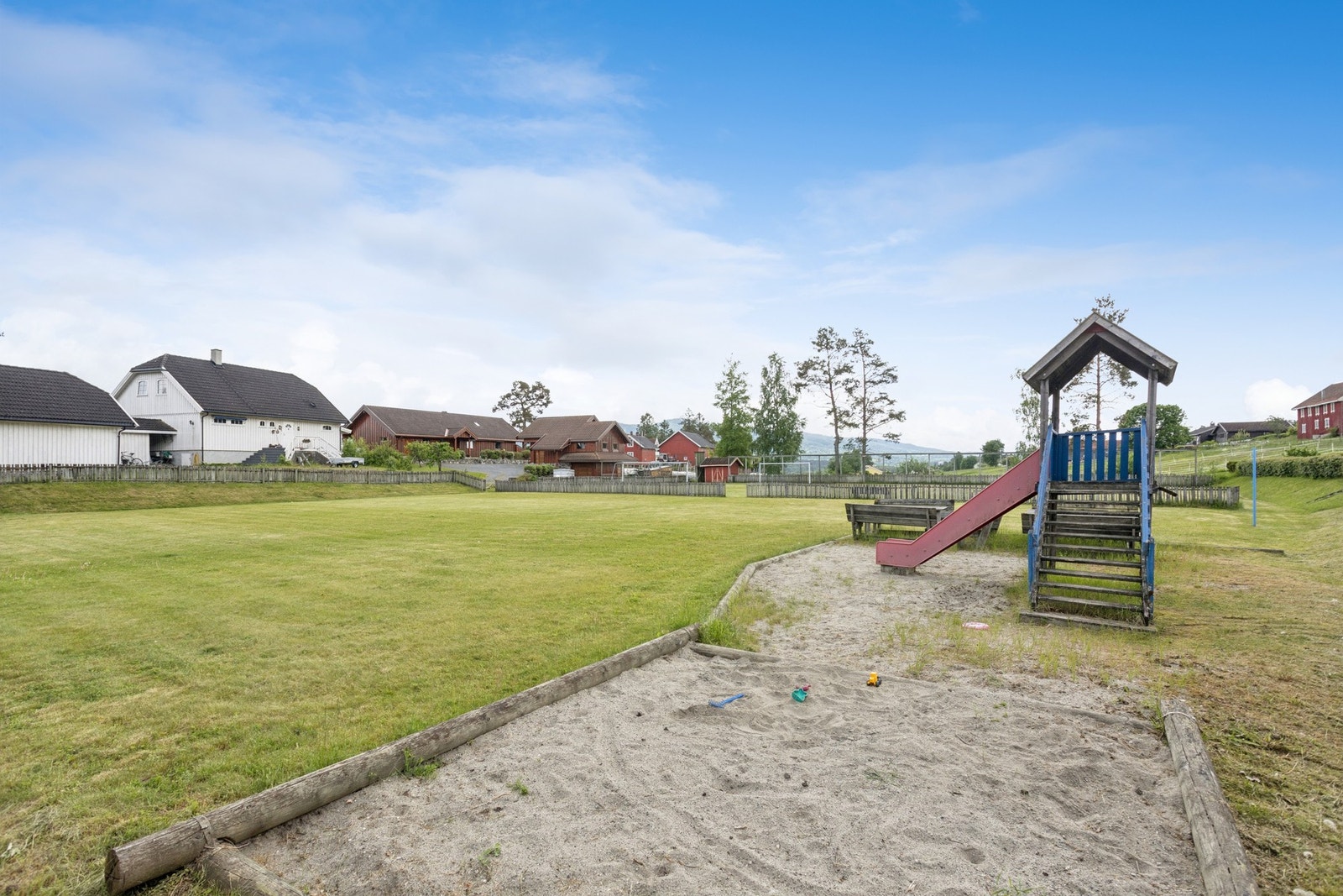 Lekeplass på feltet bak boligen. Galleribilde