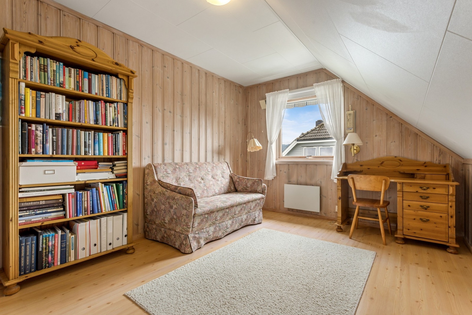 Et soverom er i dag innredet som kontor. Galleribilde