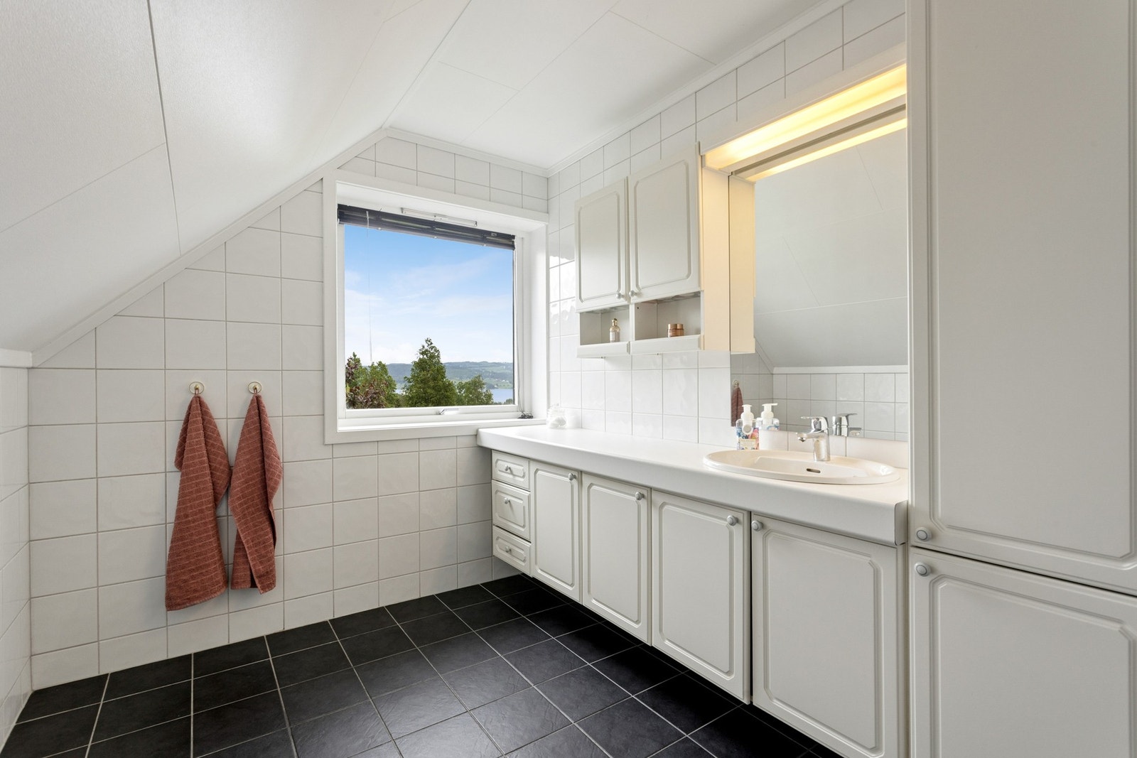 I denne etasjen har du to baderom. Dette rommet er innredet med stor baderomsinnredning og badekar, og ligger i direkte tilknytning til hovedsoverommet. Galleribilde