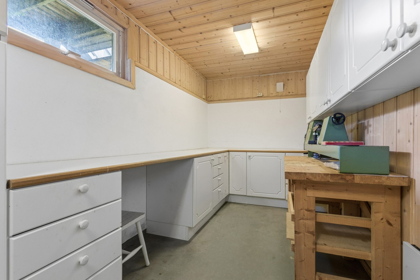 Bod innenfor garasjen. Galleribilde