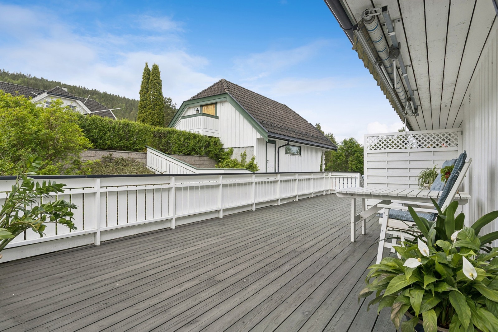 Utgang til den romslige terrassen fra stuen. Galleribilde