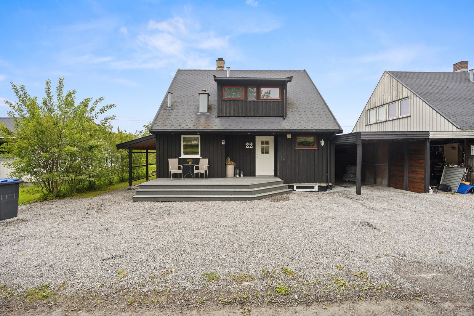 Pent opparbeidet inngangsparti med carport i tilknytning. Galleribilde