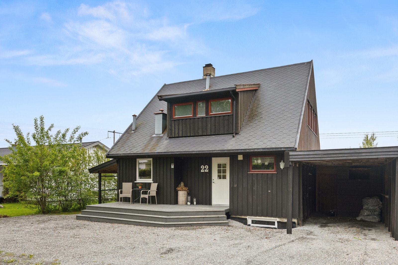 Innholdsrik og tiltalende bolig med caport! Galleribilde