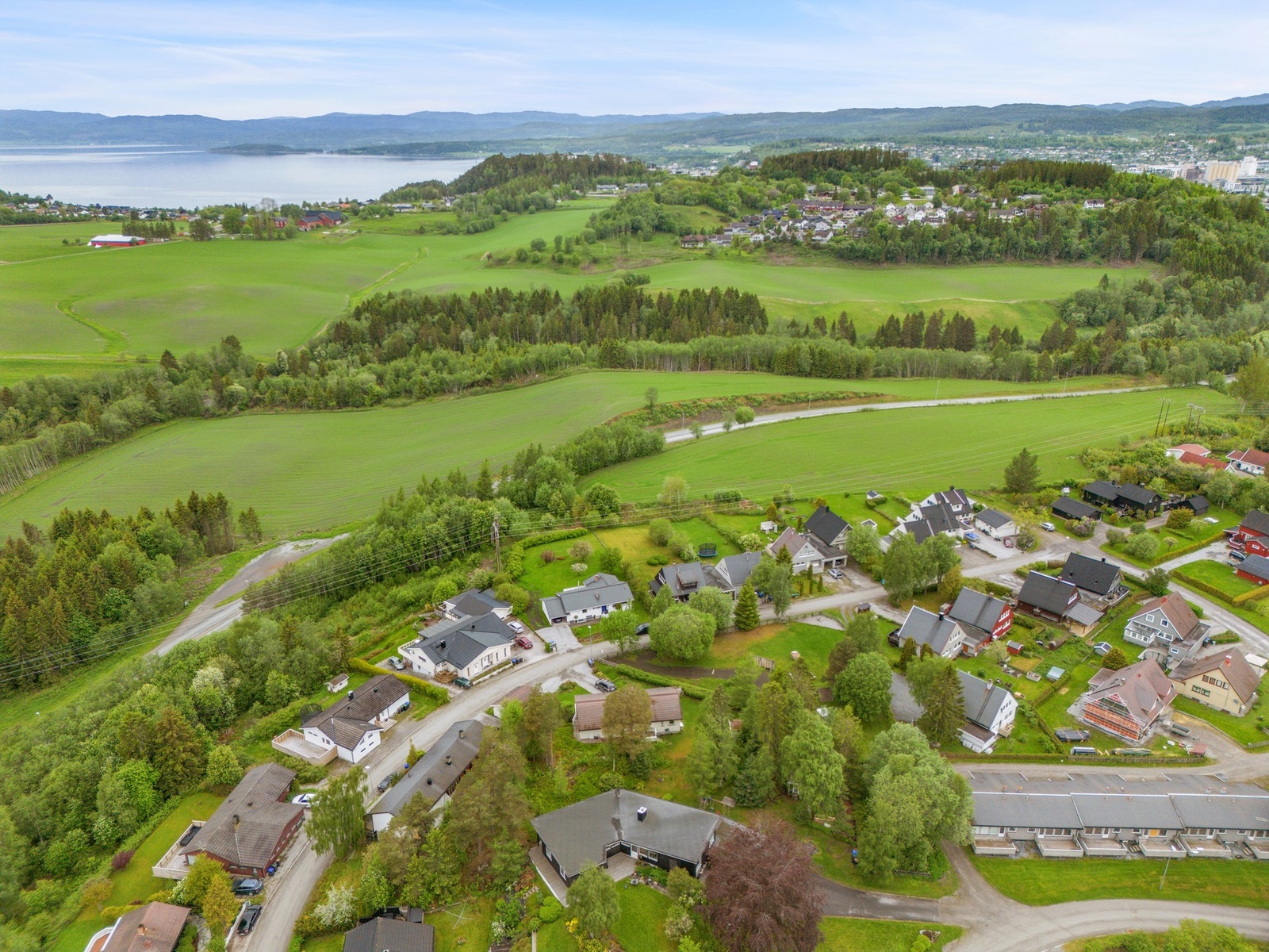 Eiendommen ligger i et etablert og barnevennlig boligområde på Lerkehaug, kun ca. 2,5 km fra Steinkjer sentrum. Galleribilde
