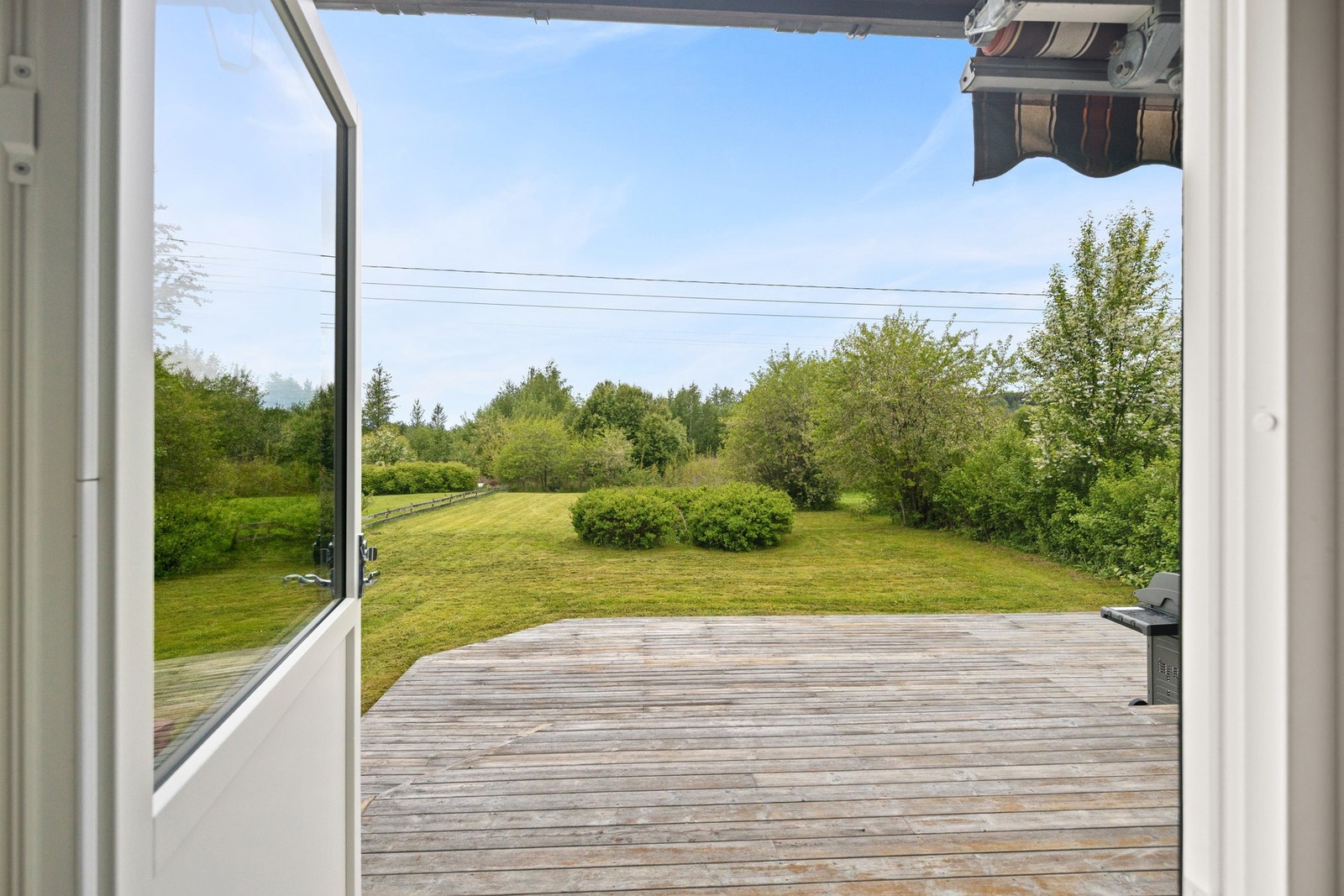 Utgang til terrasse og romslig hageareal! Galleribilde