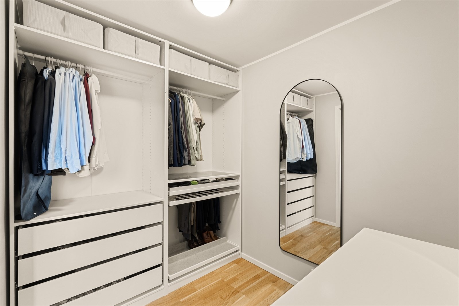 Walk-in garderobe. Galleribilde