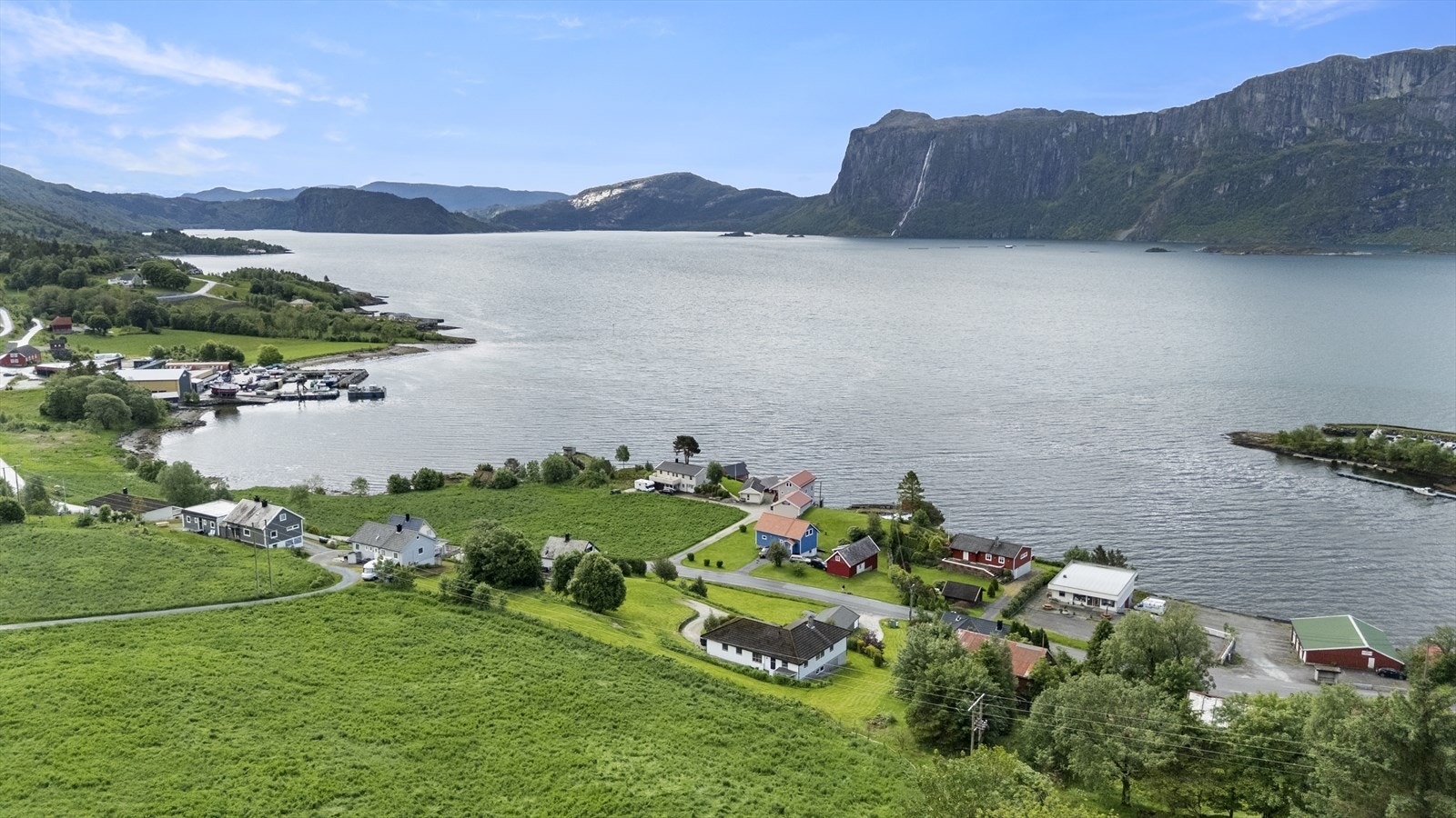Vidstrekt utsikt over fjorden og dei omkringliggande fjella. Galleribilde