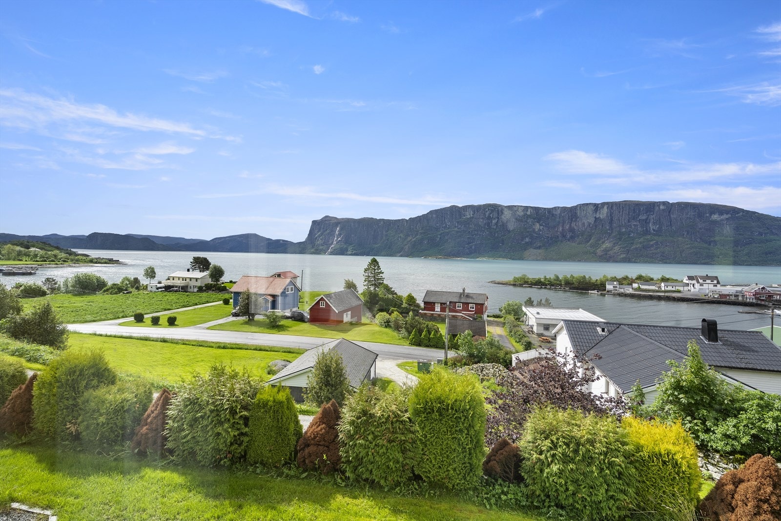Utsikta frå stova og altanen er ein av dei fremste kvalitetane ved bustaden. Galleribilde