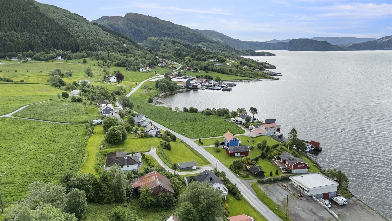 Hyllestad skule (1-10. klasse) er cirka 10 minutt unna med bil innover langs fjorden Galleribilde