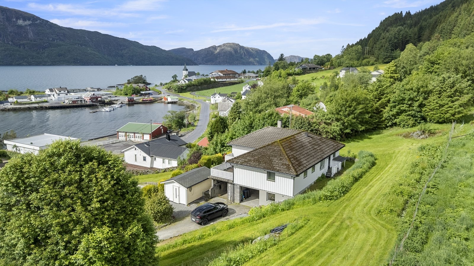 Bustaden har ei sentral plassering i Sørbøvåg, med nærleik til småbåthavn, butikk mm. Galleribilde