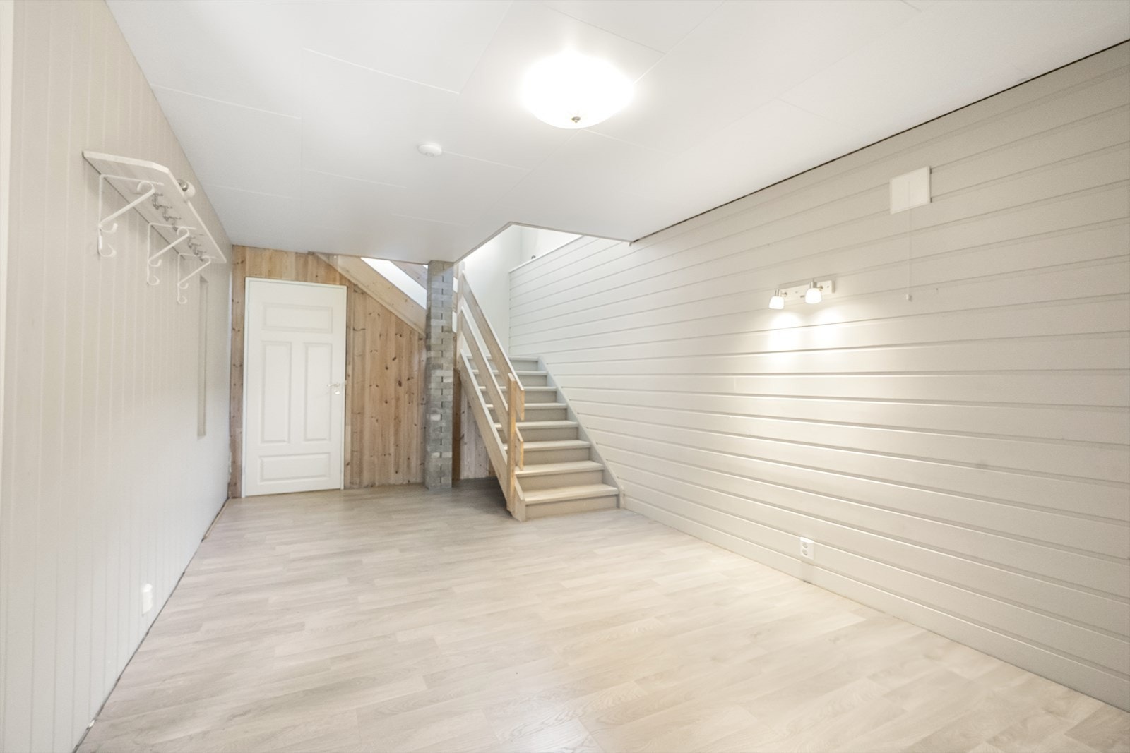 Hallen i underetasjen har varmekablar i golvet og trapp opp til første etasje. Galleribilde