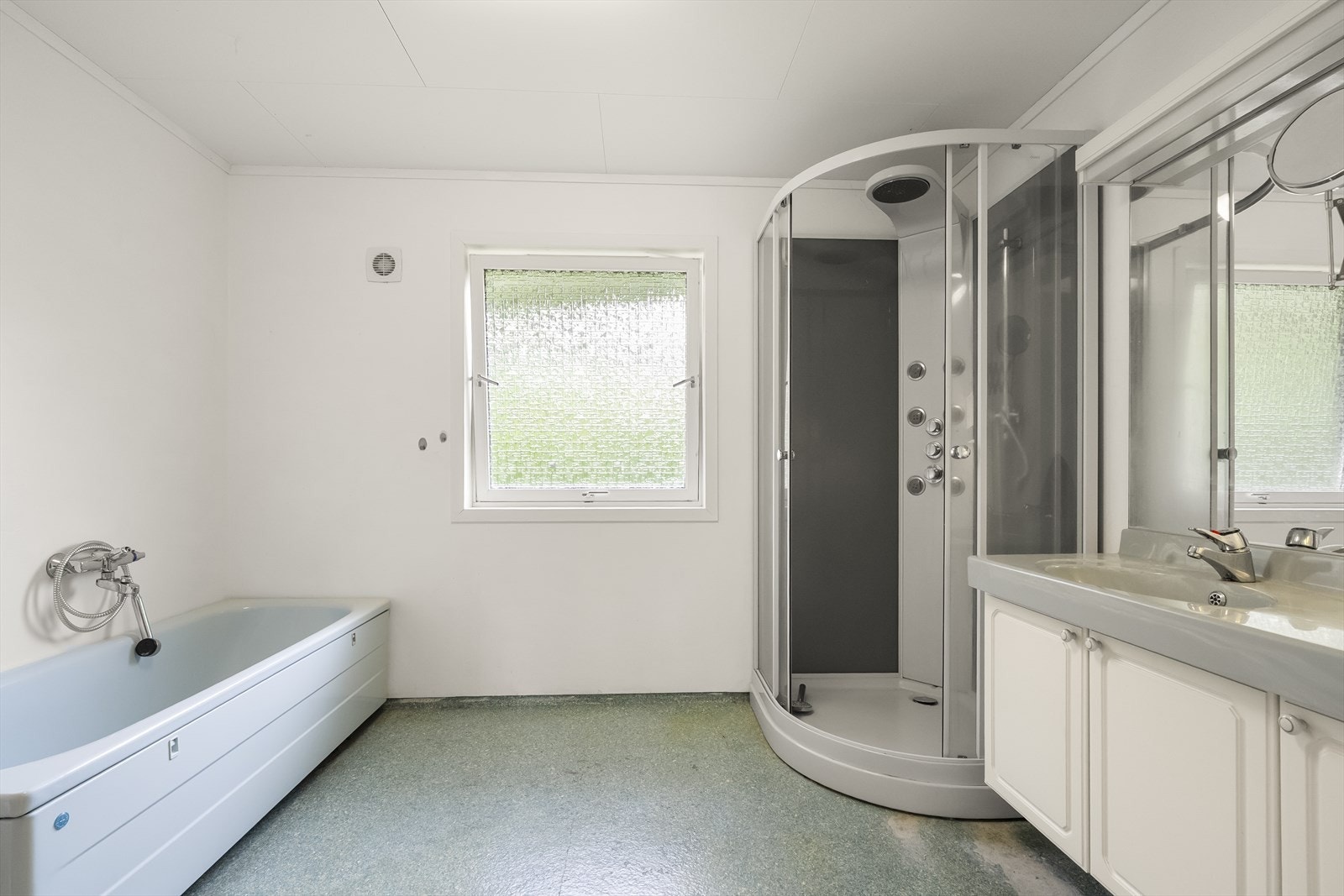 Badet i første etasje er utstyrt med både badekar og dusjkabinett. Galleribilde