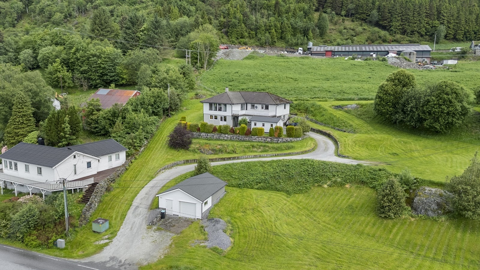 Nede ved vegen er det frittståande garasje Galleribilde