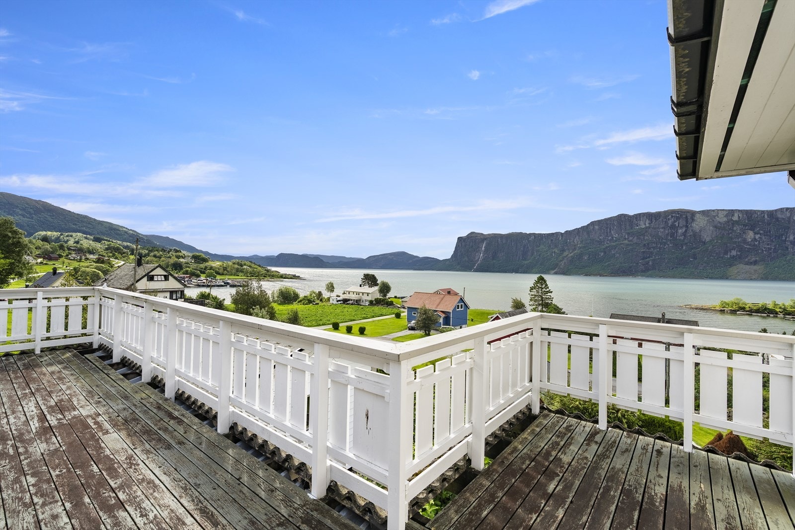 Her er det god plass til utemøblar og grill, med flott utsyn over fjorden. Galleribilde