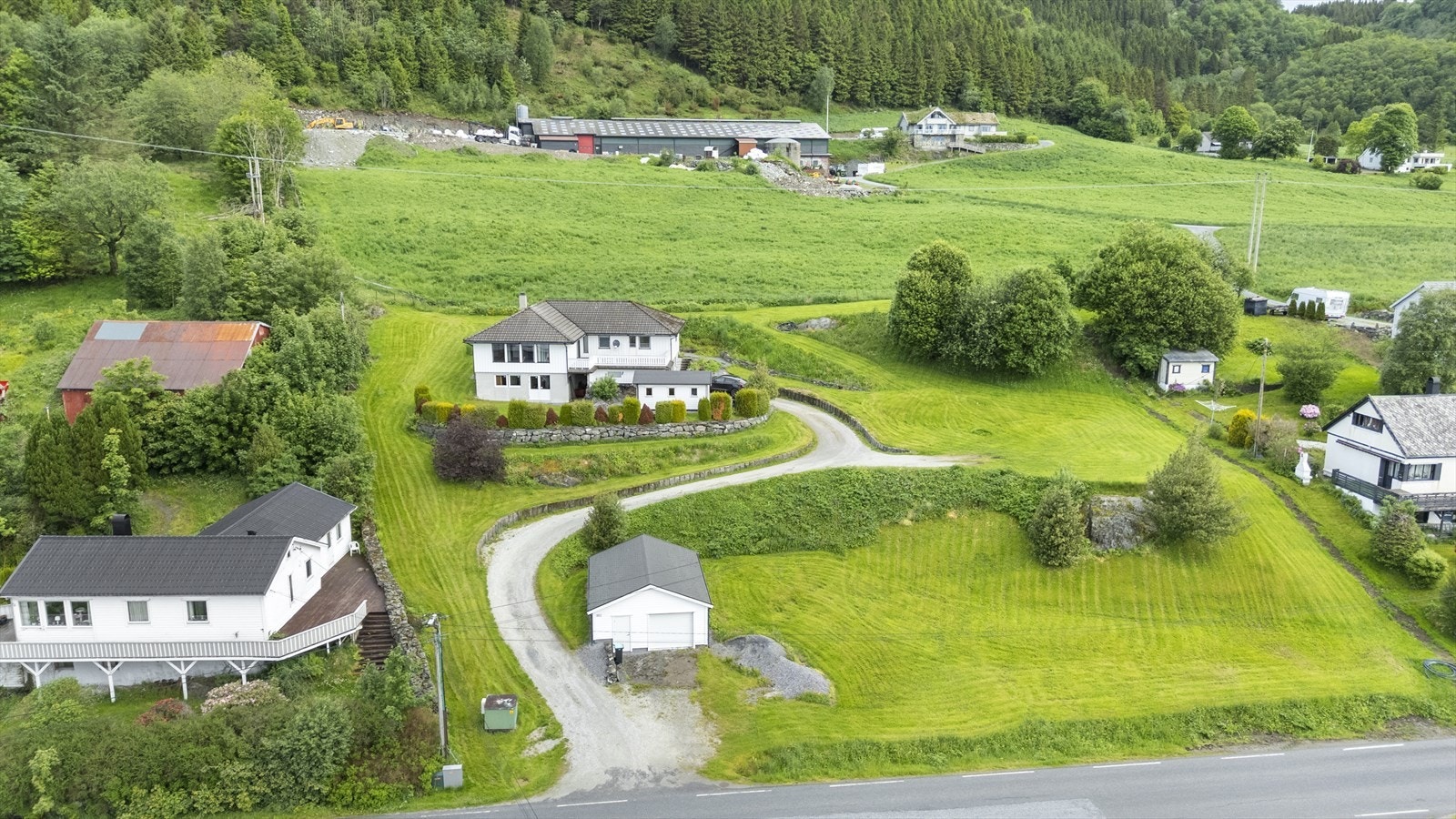 Eigedommen består av to tomter med eit samla areal på ca. 4 000m2 Galleribilde