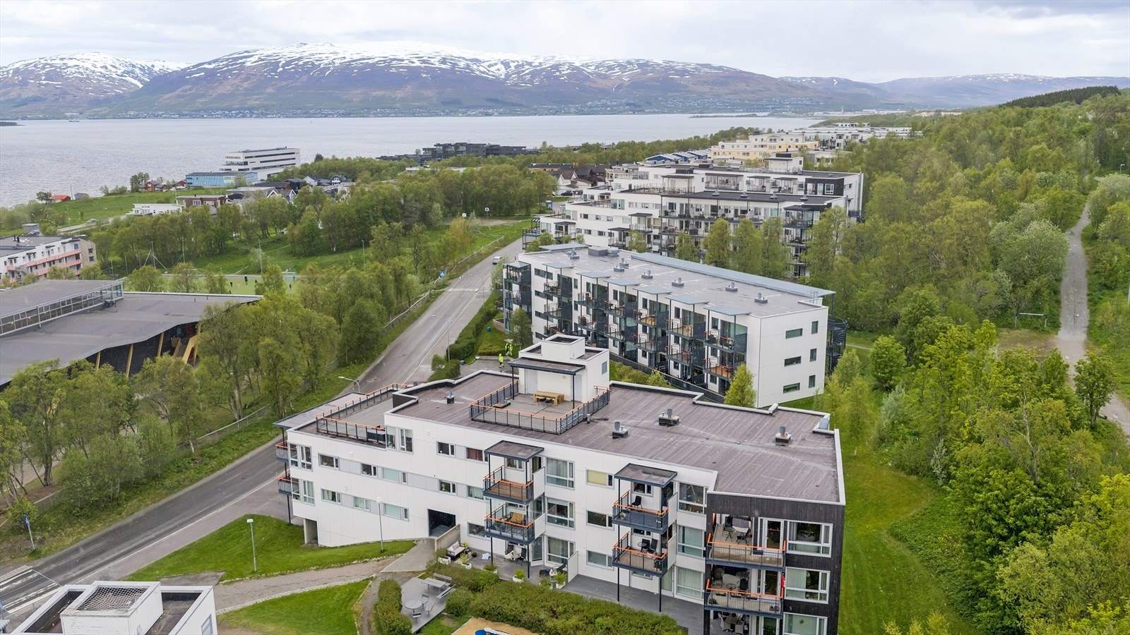 Kort veg til søndagsåpen matbutikk, barnehage, skole, Telegrafbukta, og flotte tur- og treningsmuligheter. Galleribilde