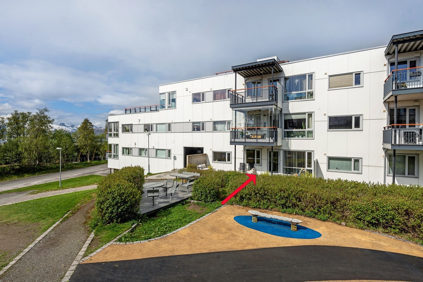 En flott 3-roms med moderne standard, garasje, barnevennlig beliggenhet og meget gode solforhold! Galleribilde