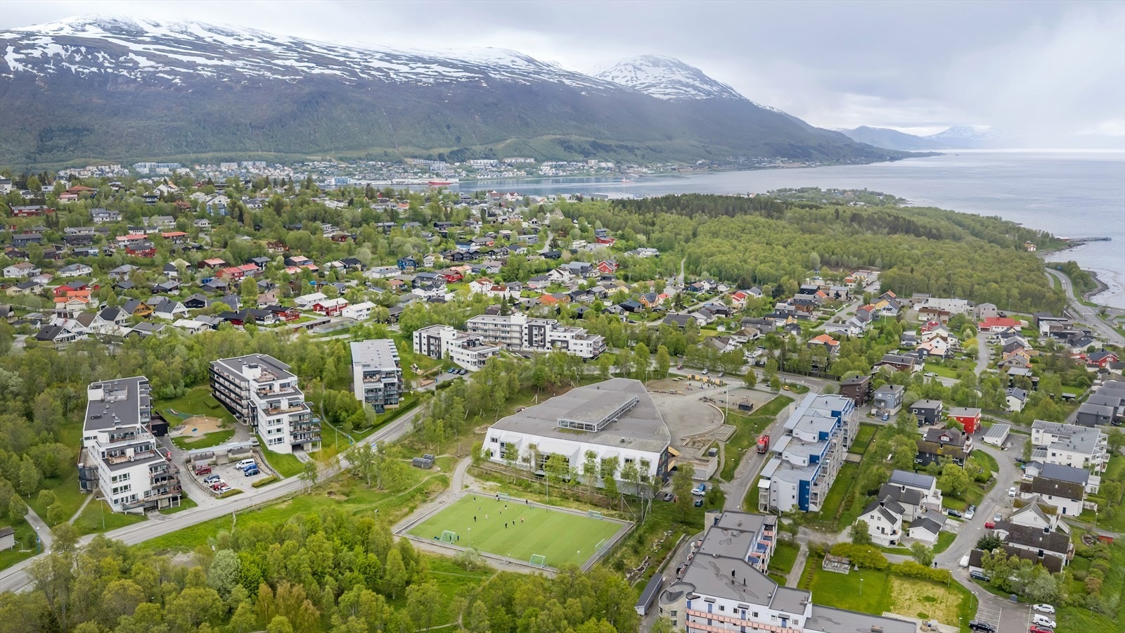 Her bor du i et rolig, attraktivt og barnevennlig område med kort vei til nærmeste skole- og barnehage Galleribilde