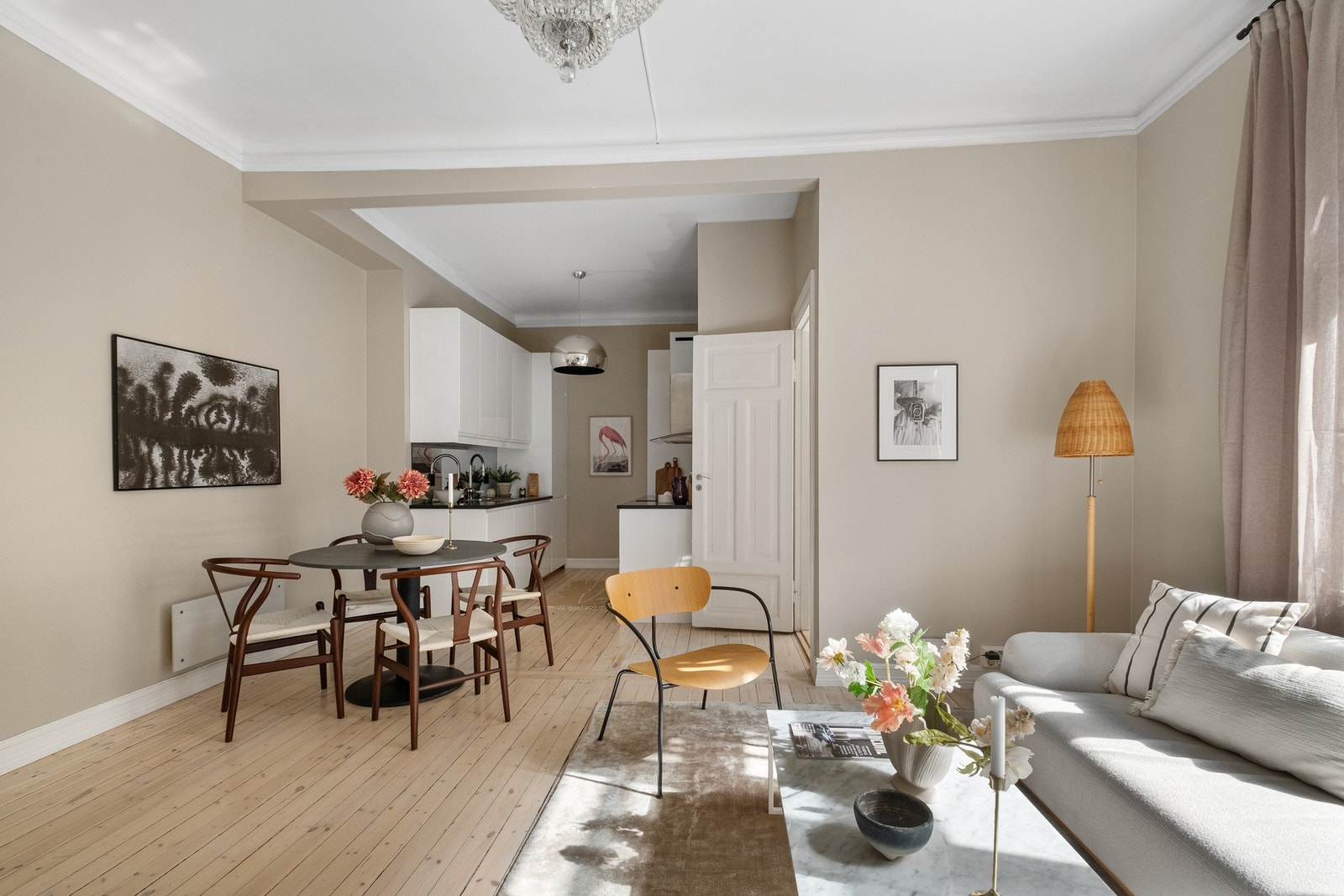 Her er alt lagt til rette for både hyggelige middager med venner og familie, og en funksjonell hverdag med alt du trenger innen rekkevidde. Galleribilde