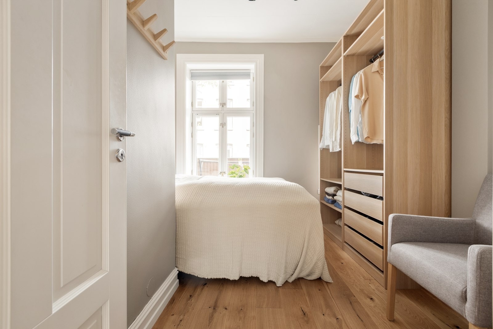 Når kvelden kommer, er det bare å trekke seg tilbake til det hyggelige soverommet som vender mot stille og rolig bakgård. Galleribilde