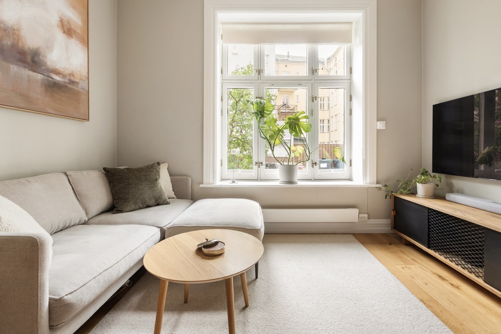 Stuen har gode møbleringsmuligheter og gir deg friheten til å skape din egen drømmestue. Galleribilde