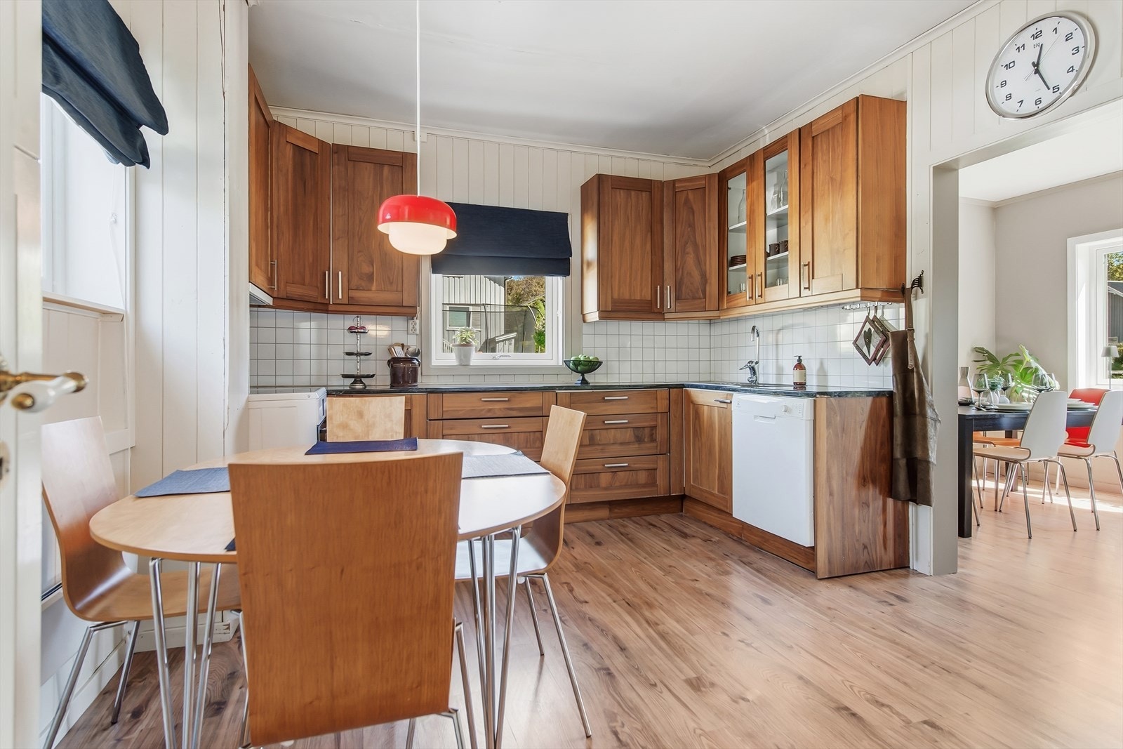 Kjøkken med plass for frokostbord ved vinduet. Galleribilde